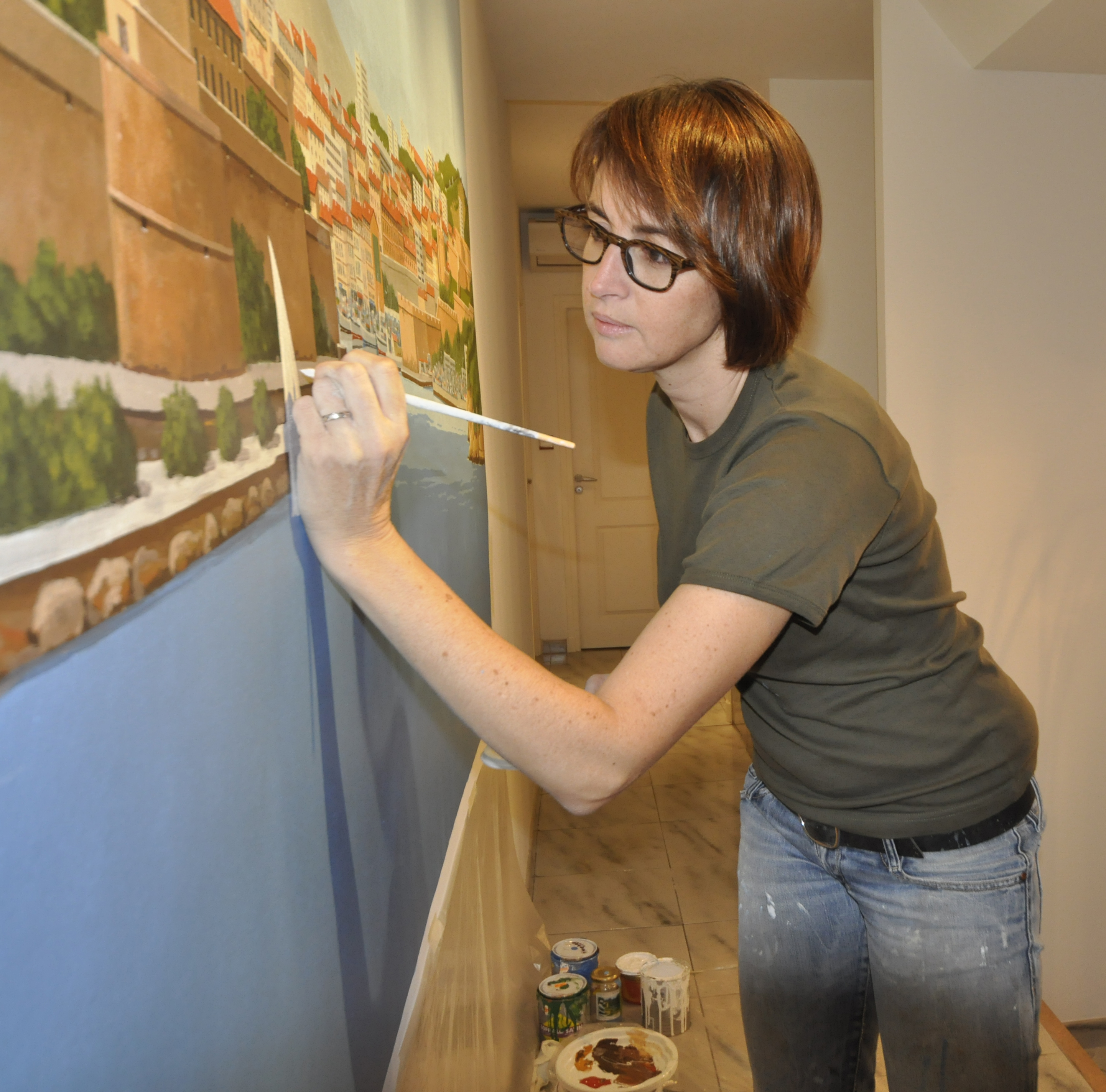 Agnès perronne-pottier à l'oeuvre decor peint marseille